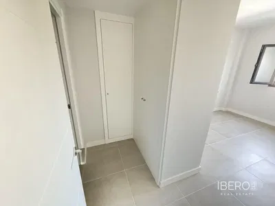 Salon; podłoga drewniana, światło dzienne, styl nowoczesny, wysokie sufity