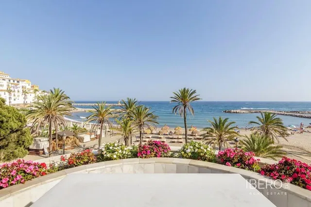 Wohnzimmer; holzboden, tageslicht, moderner stil, hohe decken