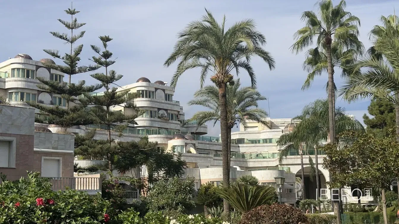 Wohnzimmer; holzboden, tageslicht, moderner stil, hohe decken