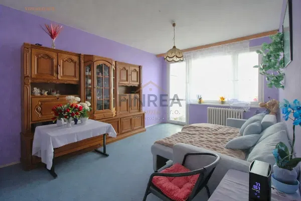 Woonkamer; houten vloer, natuurlijk licht, moderne stijl, hoge plafonds