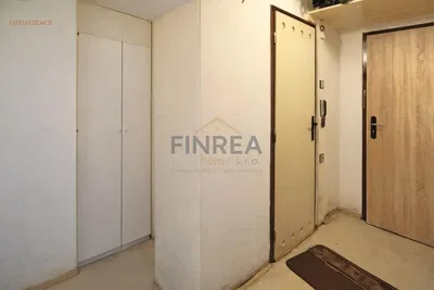 Woonkamer; houten vloer, natuurlijk licht, moderne stijl, hoge plafonds