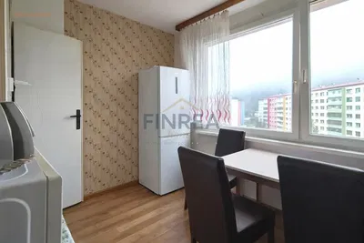 Woonkamer; houten vloer, natuurlijk licht, moderne stijl, hoge plafonds