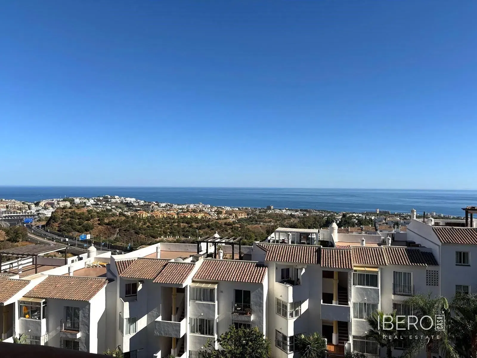 Salon; podłoga drewniana, światło dzienne, styl nowoczesny, wysokie sufity