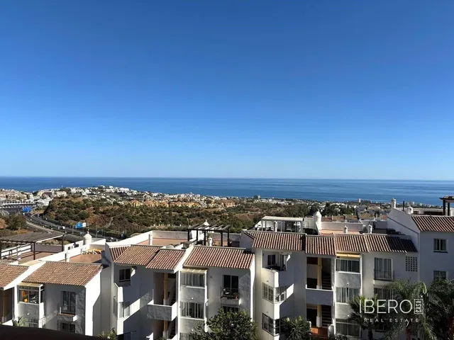 Soggiorno; pavimento in legno, luce naturale, stile moderno, soffitti alti