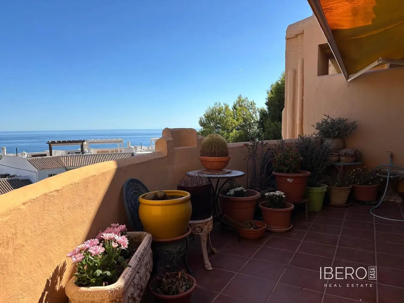 Soggiorno; pavimento in legno, luce naturale, stile moderno, soffitti alti