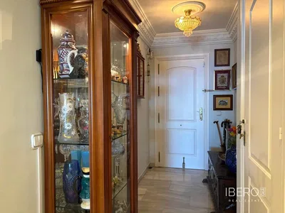 Salon; podłoga drewniana, światło dzienne, styl nowoczesny, wysokie sufity