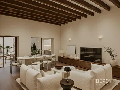 Wohnzimmer; holzboden, tageslicht, moderner stil, hohe decken