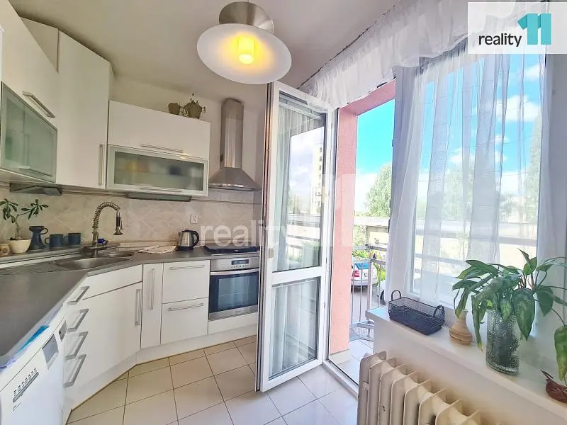 Дневна соба; дрвени под, природно светло, модерни стил, високи плафони