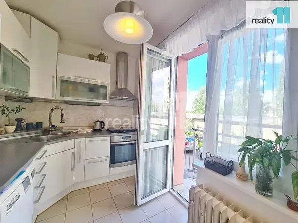 Woonkamer; houten vloer, natuurlijk licht, moderne stijl, hoge plafonds