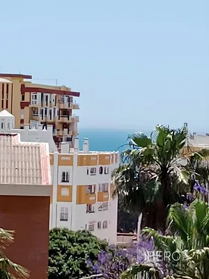 Salon; podłoga drewniana, światło dzienne, styl nowoczesny, wysokie sufity