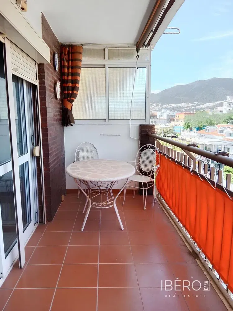 Salon; podłoga drewniana, światło dzienne, styl nowoczesny, wysokie sufity