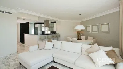 Salon; podłoga drewniana, światło dzienne, styl nowoczesny, wysokie sufity