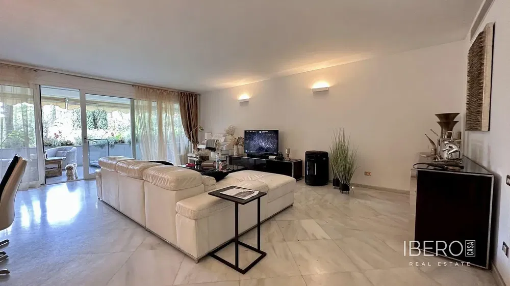 Living room; wood floor, natural light, modern style, high ceiling