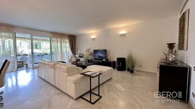 Living room; wood floor, natural light, modern style, high ceiling