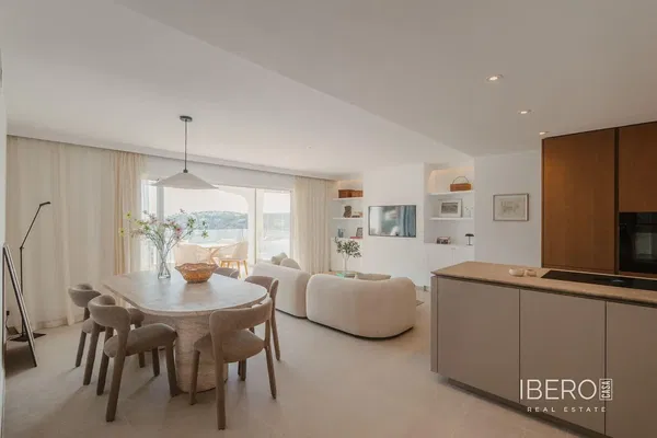 Woonkamer; houten vloer, natuurlijk licht, moderne stijl, hoge plafonds