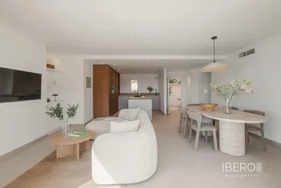 Wohnzimmer; holzboden, tageslicht, moderner stil, hohe decken