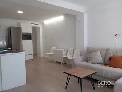 Salon; podłoga drewniana, światło dzienne, styl nowoczesny, wysokie sufity