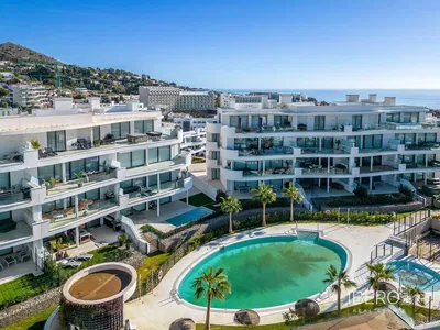 Soggiorno; pavimento in legno, luce naturale, stile moderno, soffitti alti