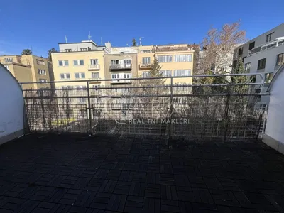 Woonkamer; houten vloer, natuurlijk licht, moderne stijl, hoge plafonds