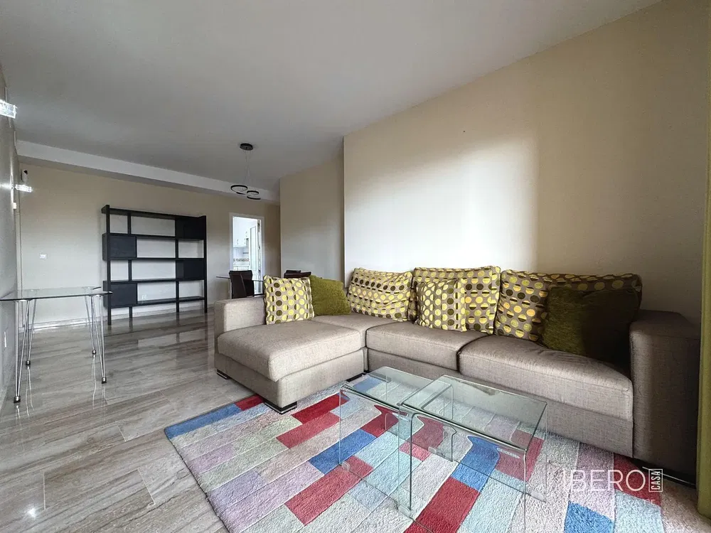 Salon; podłoga drewniana, światło dzienne, styl nowoczesny, wysokie sufity