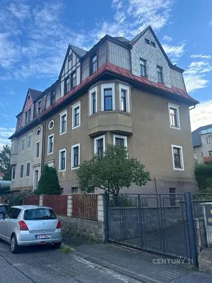 Living room; wood floor, natural light, modern style, high ceiling