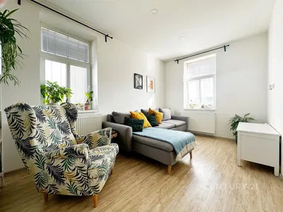 Σαλόνι; ξύλινο πάτωμα, φυσικό φως, μοντέρνο στυλ, ψηλά ταβάνια