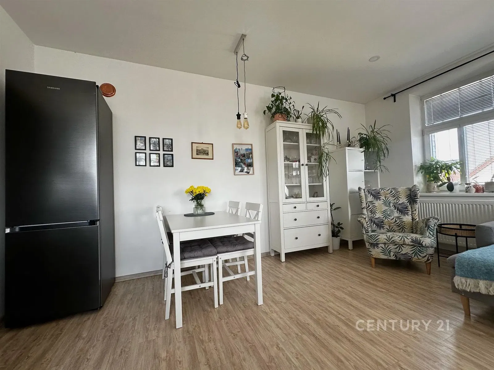 Obývací pokoj; dřevěná podlaha, přirozené světlo, moderní styl, vysoké stropy