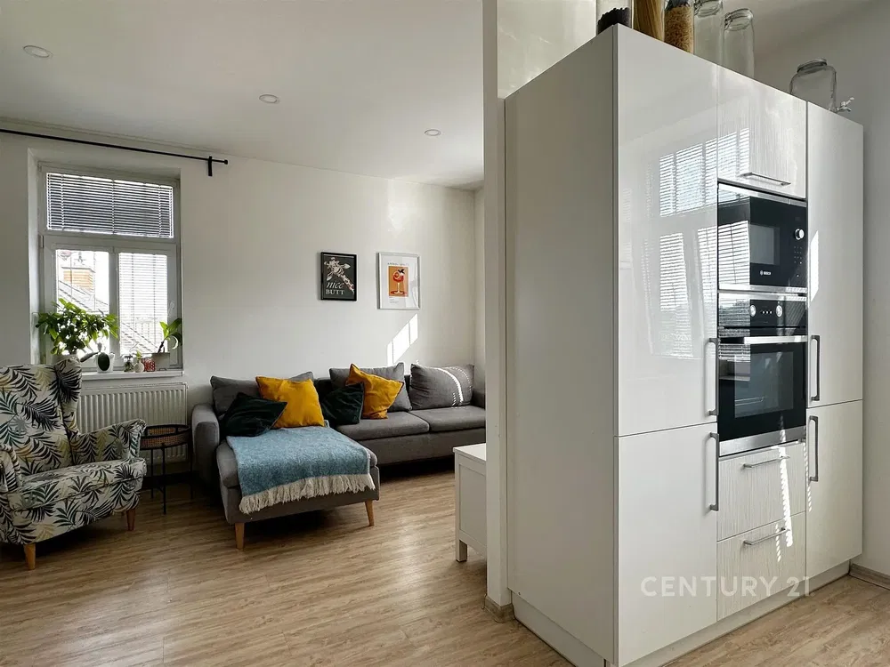 Obývací pokoj; dřevěná podlaha, přirozené světlo, moderní styl, vysoké stropy