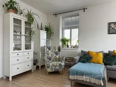 Σαλόνι; ξύλινο πάτωμα, φυσικό φως, μοντέρνο στυλ, ψηλά ταβάνια