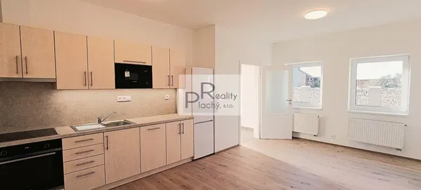 Хол; дървен под, естествена светлина, модерен стил, високи тавани