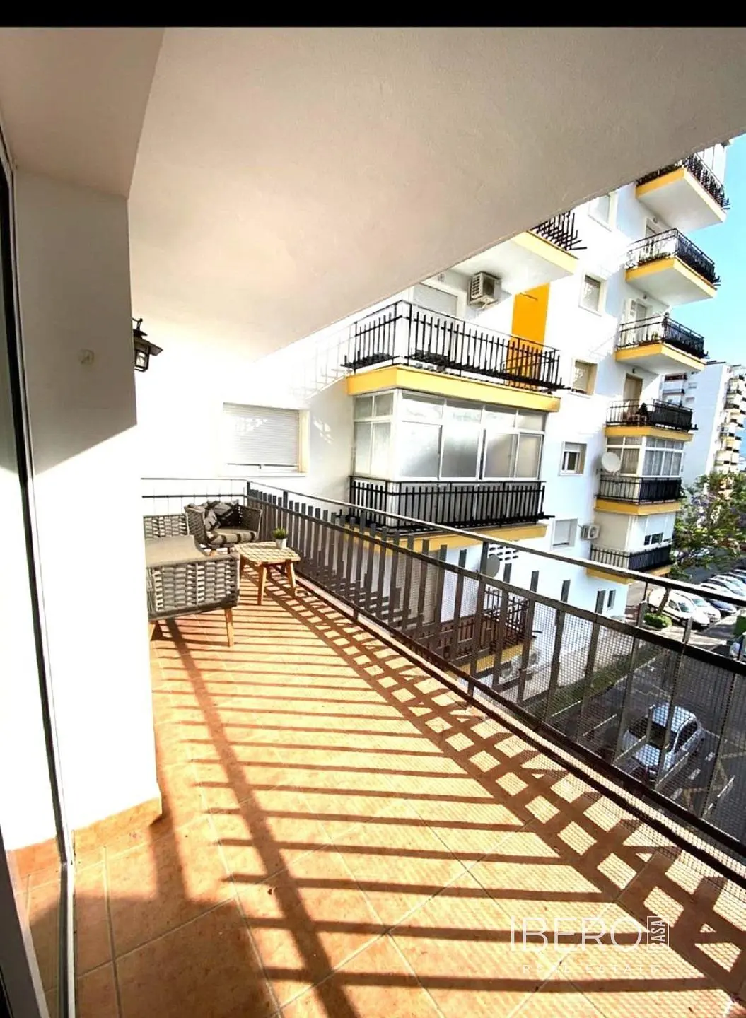 Salon; podłoga drewniana, światło dzienne, styl nowoczesny, wysokie sufity