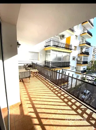 Sala de estar; chão de madeira, luz natural, estilo moderno, teto alto