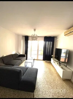 Salon; podłoga drewniana, światło dzienne, styl nowoczesny, wysokie sufity