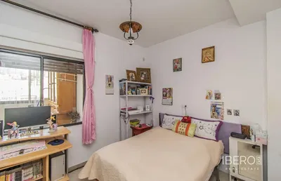 Salon; podłoga drewniana, światło dzienne, styl nowoczesny, wysokie sufity