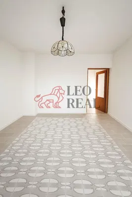 Wohnzimmer; holzboden, tageslicht, moderner stil, hohe decken