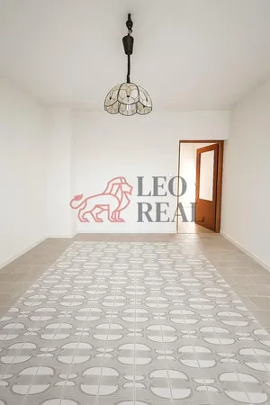 Wohnzimmer; holzboden, tageslicht, moderner stil, hohe decken