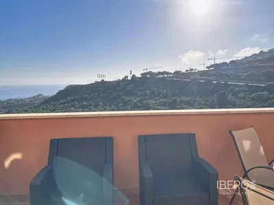 Salon; podłoga drewniana, światło dzienne, styl nowoczesny, wysokie sufity