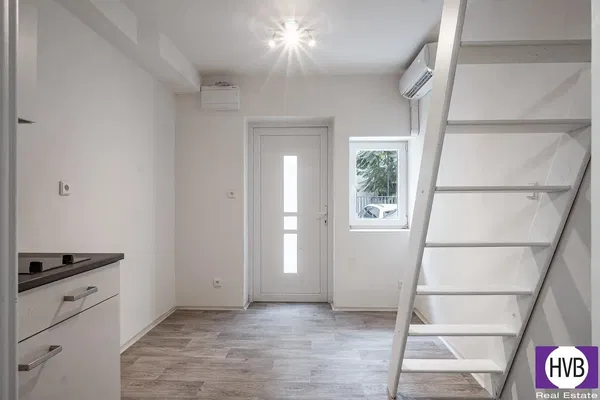 Obývačka; drevená podlaha, prirodzené svetlo, moderný štýl, vysoké stropy