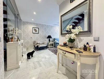 Salon; podłoga drewniana, światło dzienne, styl nowoczesny, wysokie sufity