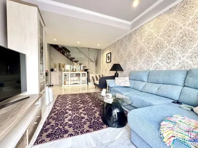 Salon; podłoga drewniana, światło dzienne, styl nowoczesny, wysokie sufity