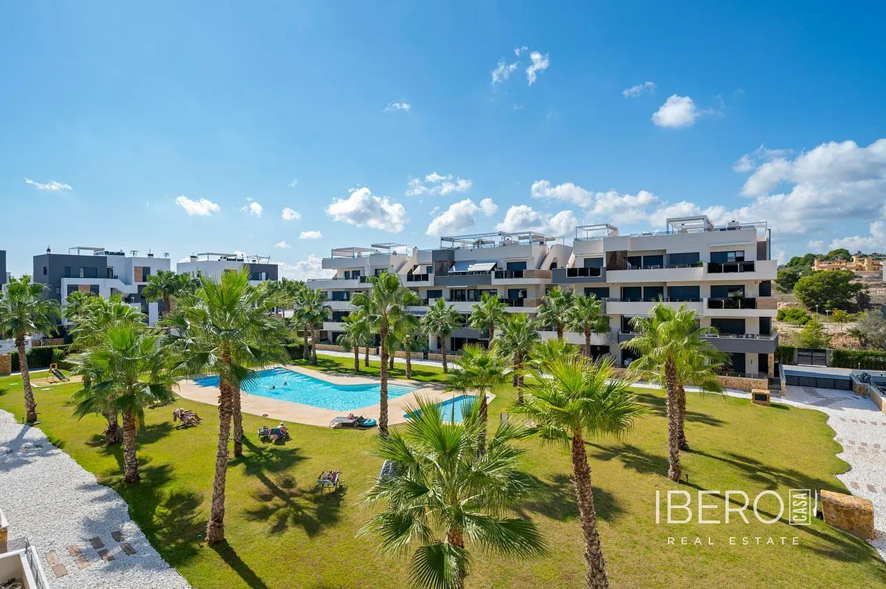 Salon; podłoga drewniana, światło dzienne, styl nowoczesny, wysokie sufity