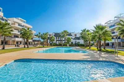 Salon; podłoga drewniana, światło dzienne, styl nowoczesny, wysokie sufity