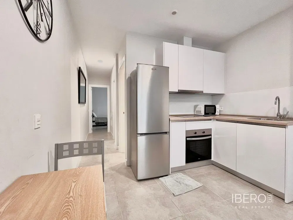 Salon; światło dzienne, podłoga drewniana, styl nowoczesny, wysokie sufity