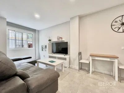 Salon; podłoga drewniana, światło dzienne, styl nowoczesny, wysokie sufity