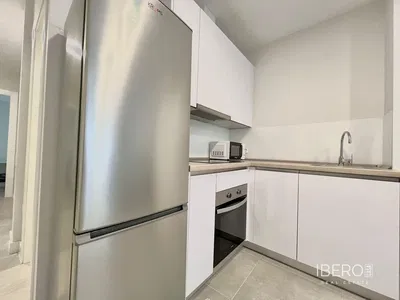 Salon; podłoga drewniana, światło dzienne, styl nowoczesny, wysokie sufity