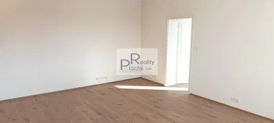 Σαλόνι; ξύλινο πάτωμα, φυσικό φως, μοντέρνο στυλ, ψηλά ταβάνια