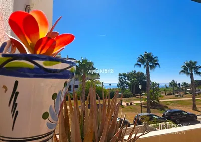 Salon; podłoga drewniana, światło dzienne, styl nowoczesny, wysokie sufity