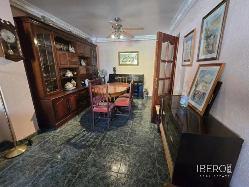 Salon; podłoga drewniana, światło dzienne, styl nowoczesny, wysokie sufity