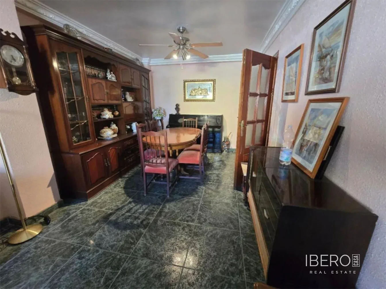 Oturma odası; ahşap zemin, doğal ışık, modern stil, yüksek tavan