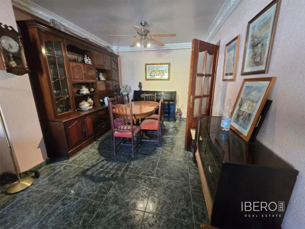 Oturma odası; ahşap zemin, doğal ışık, modern stil, yüksek tavan
